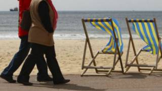 Mulheres andando na praia (foto: BBC)