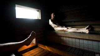 Hombres en sauna en Finlandia