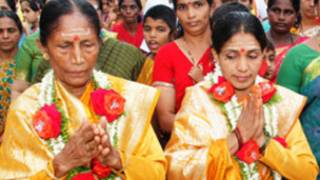 அர்ச்சகர்களாகப் பொறுப்பேற்றுள்ள இந்திரா மற்றும் லக்ஷ்மி