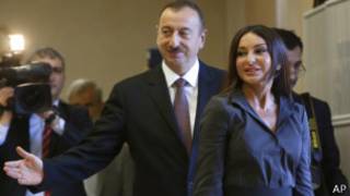 Ильхам Алиев президенттик кызматты 2003-жылы өзүнүн атасы Гейдар Алиевден мурастап калган. Ал диссиденттерди куугунтукка алып, президенттик мөөнөттүн чектөөсүн алып салган.