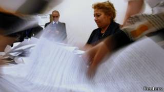 Члены избирательной комиссии перебирают бюллетени в Азербайджане