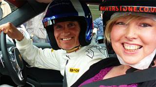 Helen Fawkes e David Couthard em Silverstone (Foto: Helen Fawkes)