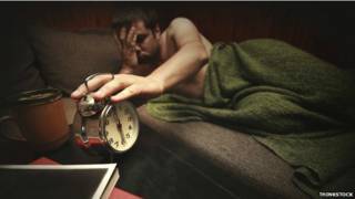 Hombre soñoliento y despertador