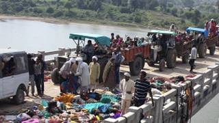 Walionusurika wanawapita waliokufa katika mkanyagano kwenye daraja juu ya mto Sindh, Madhya Pradesh