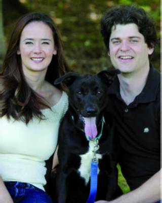 O cientista Brian Hare, sua mulher, Vanessa Woods, e seu cachorro, Tasmania (Foto: Gretchen Mathison/Divulgação)