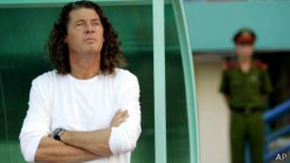 L'entraîneur Bruno Metsu écoutant l'hymne national du Quatar lors de la ligue asiatique des clubs champions