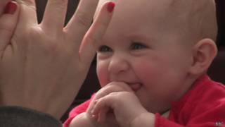 Bebê sorrindo ao lado da mãe (BBC)