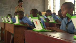 Crianças estudam com seus laptops em escola de Ruanda (BBC)