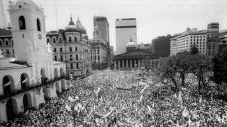 10 de diciembre de 1983, multitud en la Plaza de Mayo