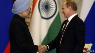 Владимир Путин и Манмохан Сингх на совместной пресс-конференции после переговоров в Москве 21 октября 2013 года
