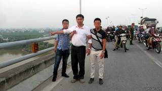 Ông Nguyễn Mạnh Tường chỉ nơi xảy ra tội phạm
