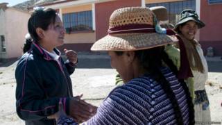 Rosmery Mollo junto a mujeres aymara