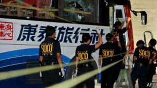 菲律賓警方探員檢查康泰旅行社遭劫持的旅遊大巴(27/10/2010)
