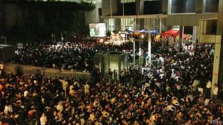 香港市民在政府总部集会声援香港电视网络员工(香港电台图片25/10/2013)