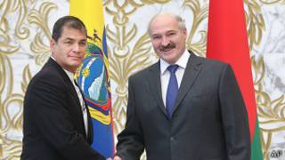 Rafael Correa, presidente de Ecuador, y su homólogo bielorruso, Alexandr Lukashenko