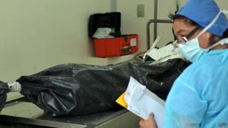 Los cuerpos de las víctimas son recibidos en unidades forenses de México