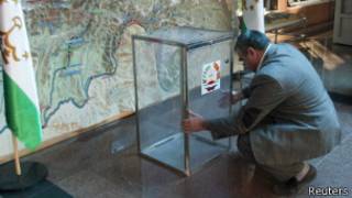 Установка урны на одном из избирательных участков в Таджикистане