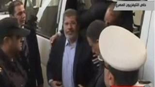 Morsi chega à Corte onde será julgado (BBC)