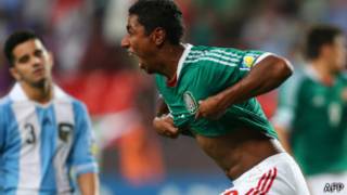 Marcos Granados celebra el tercer gol de México contra Argentina
