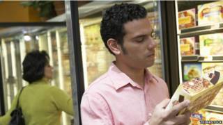Hombre compra comida congelada