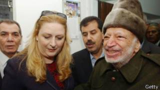 Арафат с женой перед полетом в Париж в 2004 г.