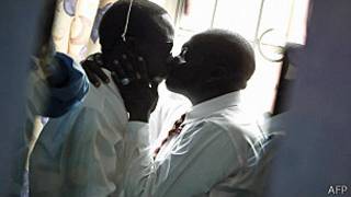 Pareja gay en Kenia