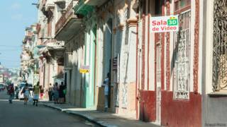 El gobierno cubano decreta el inmediato cierre de los cines 3D particulares.