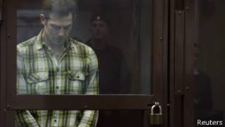 Британский журналист Кирон Брайан, один из обвиняемых по делу "Арктик санрайз", в суде в Мурманске 11 октября 2013 года