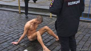 Полицейский охраняет Петра Павленского, пригвоздившего яички к камням Красной площади