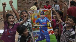 Niños con afiche de Sachin Tendulkar