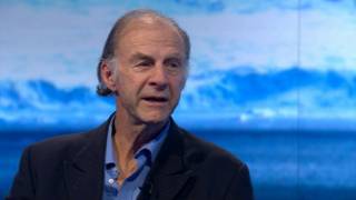 Fiennes durante entrevista ao programa Newsnight, da BBC