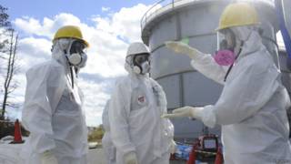 Funcionários na usina de Fukushima