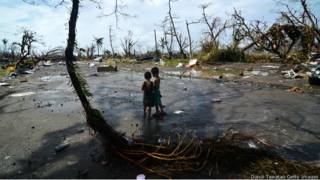 Hai em bé giữa cảnh đổ nát ở Tacloban, Philippines
