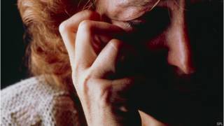 Mujer con dolor en la cara