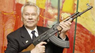 Míjail Kalashnikov con el AK-47