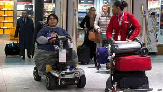 Chenais ao chegar ao aeroporto de Heathrow, em Londres (Foto: AFP/Getty)
