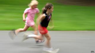 Niños corriendo