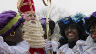 Pessoas vestidas de Zwarte Piet em celebração na Holanda