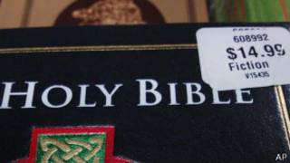 Biblia con rótulo de ficción