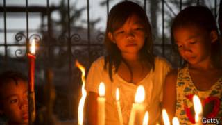 Niños encienden velas