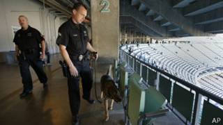 Agente de policía y perro en Los Ángeles