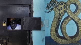 Membro da gangue Mara 18 em presídio hondurenho (AP)