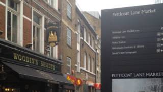 這塊標牌不僅是地標,更意味著Petticoat Lane Market已經成為倫敦的百年景點,對遊人免費開放。