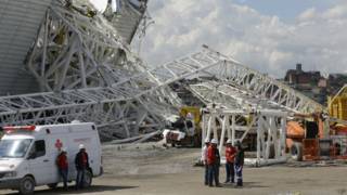 Socorristas próximo do local de queda de guindaste na Arena Corinthians (foto: AP)