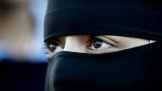 Une femme portant le niqab