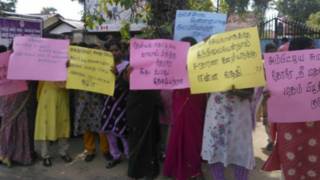 ஆர்பாட்டம் செய்யும் அரசு ஊழியர்கள்