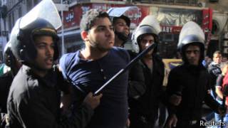 Policías en Egipto arrestan a un manifestante