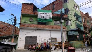 Entrada al barrio Pablo Escobar en Medellín, Colombia.