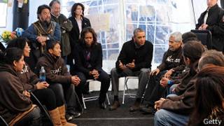 Barack Obama y su esposa visitan a huelguistas