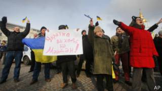 Демонстрант с плакатом: "Украина, выходи на Майдан"